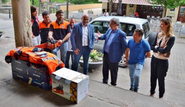De la Sierra y Molleda en la entrega del nuevo material
