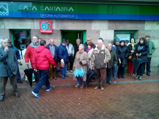 Nueva protesta contra las preferentes de Liberbank en San Felices de Buelna