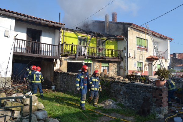 Casas calcinadas en Tarriba