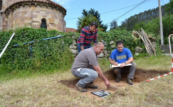 Se han desenterrado parcialmente dos tumbas de piedra que podrían ser del siglo VII