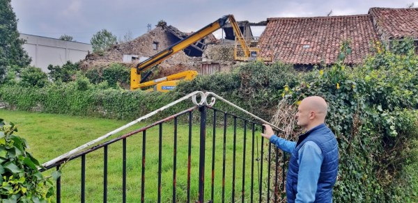 Julio Arranz comprobó las obras de derribo de una vivienda en mal estado en Barros