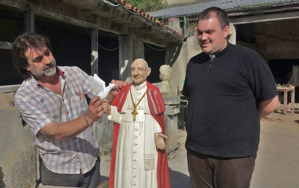 Antonio Arribas y Salvador García junto a la imagen