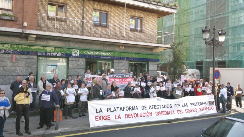 Concentración de afectados frente a Caja Cantabria en Torrelavega.