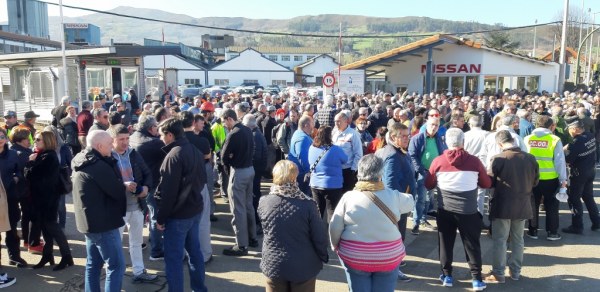El comité de empresa cántabro quiere relajar un ambiente muy tenso tras conocer la noticia y el Ayuntamiento adelanta que no se abrirán los pabellones municipales