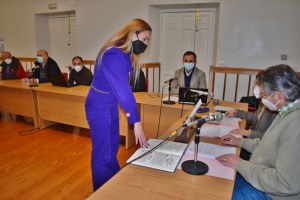 María Abascal tomó posesión de su acta de concejal este jueves