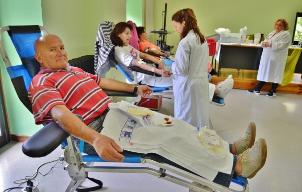 Alfonso Riaño en una de sus últimas donaciones en Los Corrales