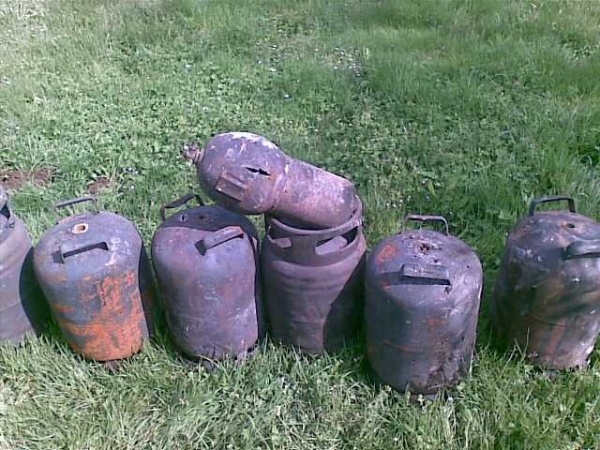 Bombonas de gas afectadas por el fuego