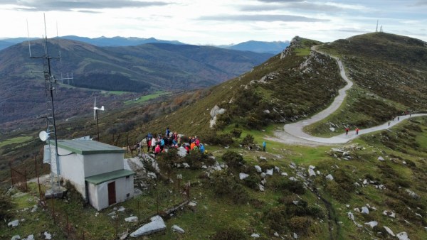 La subida a Ibio para colocar el Belén de Cumbre de Cartes