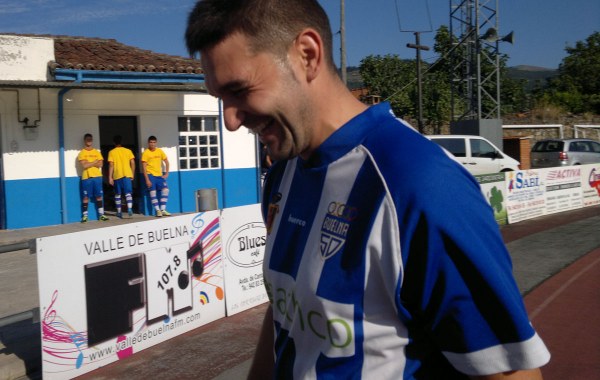 Sergio Concha abandonando el terreno de juego.