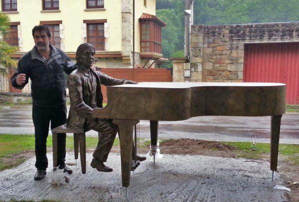 La estatua a tamaño natural en bronce recuerda al compositor cántabro en Soto Iruz
