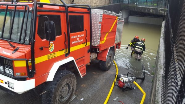 Efectivos de la UME achicando agua en un garaje de Los Corrales