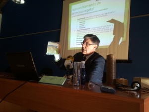 Óscar Fernández-Cueto mostrando una bolsa de pellet