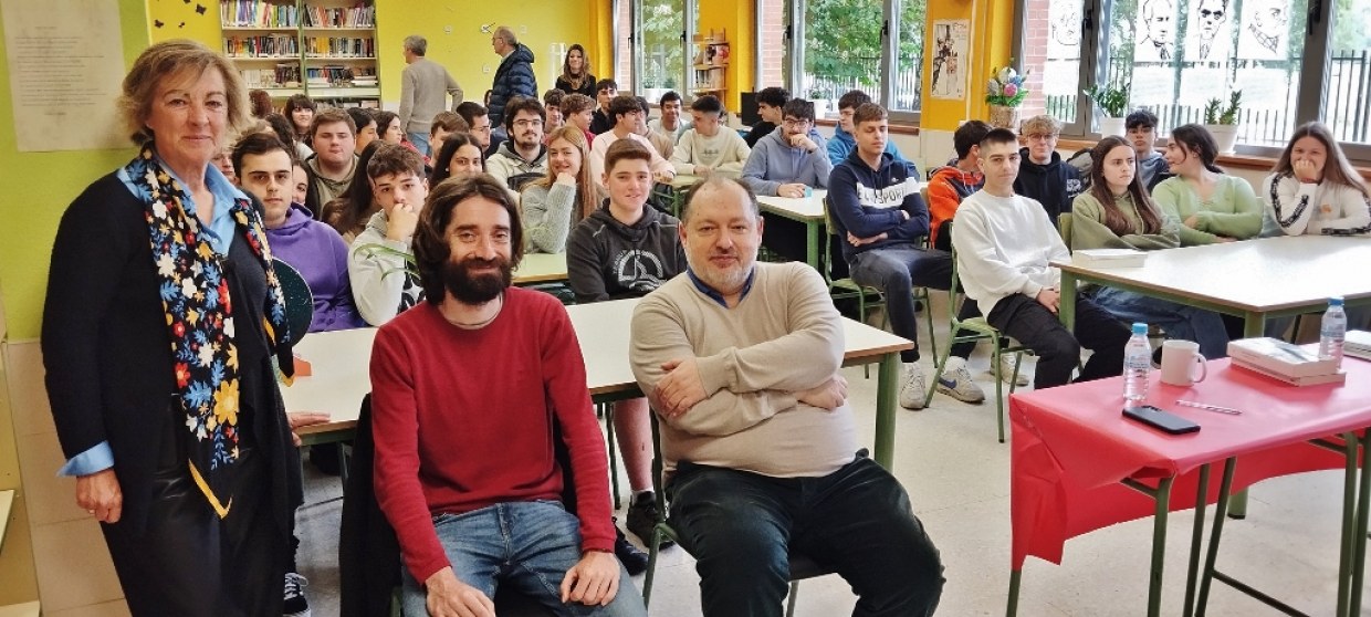 Paz Sasián, Juan Gómez Bárcena y Juanjo Prior en la biblioteca