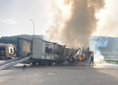 Incendio de un camión junto a la gasolinera de Arenas de Iguña