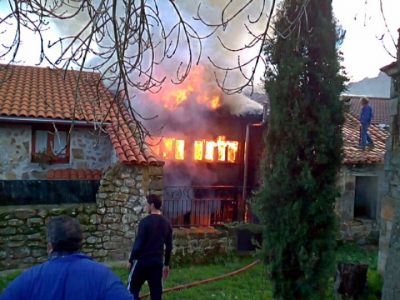 Un incendio daña gravemente una casa en Pujayo