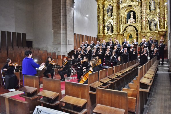 La Coral llenó el templo de Las Caldas en su 40 aniversario