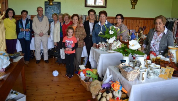 Alonso y las voluntarias de Manos Unidas en la inauguración del bazar