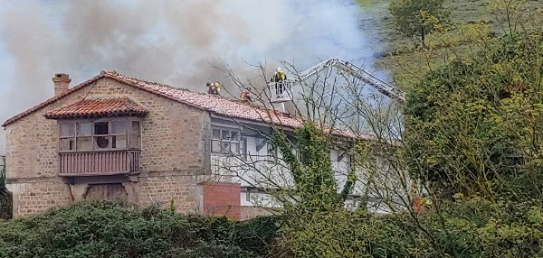 Bomberos trabajando.