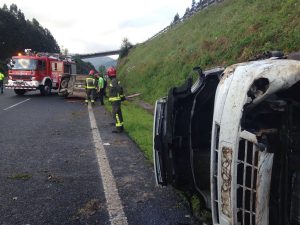 Intervención de bomberos y Guardia Civil en el accidente