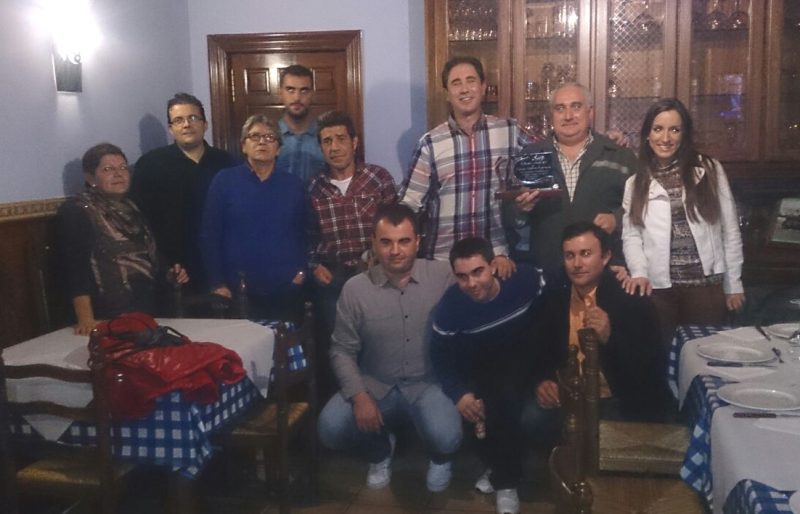 Miembros de la peña con simpatizantes y Efrén Gutiérrez, hijo del homenajeado.