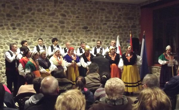 El público llenó el salón de las escuelas de Valdeiguña.