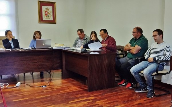 Verónica Mantecón a la izquierda y la oposición a la derecha