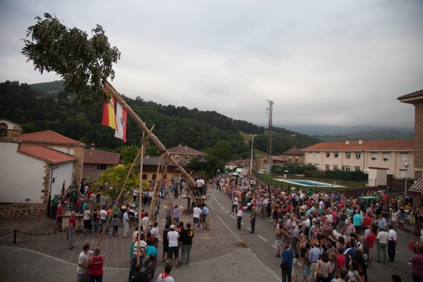 Izado de la Maya en Silió