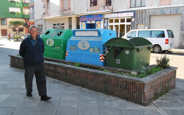 Los Corrales tirará a la basura un centenar de contenedores