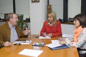 Encuentro entre la consejera y el alcalde de Anievas