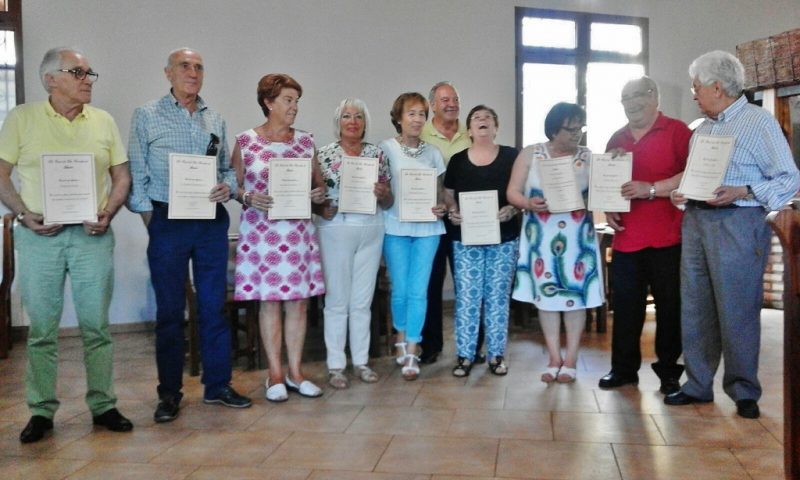 Coralistas homenajeados junto a la directora de la coral y el presidente
