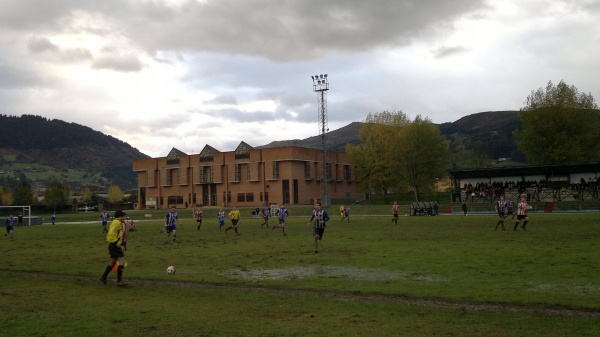 Numerosos charcos en el terreno de juego
