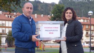 Lorena Cueto y Agustín Molleda con las urnas