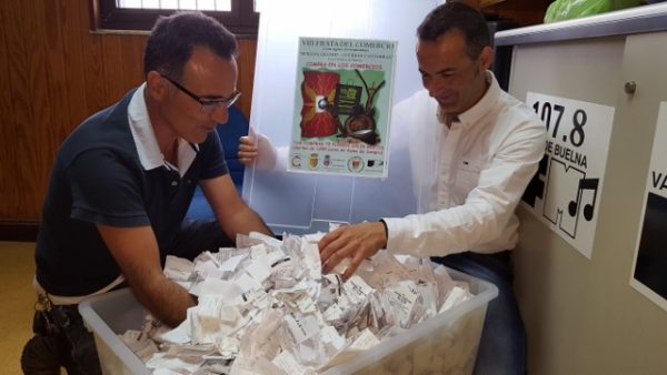 Salvador Victorino y Salvador Fernández con los tickets de compra