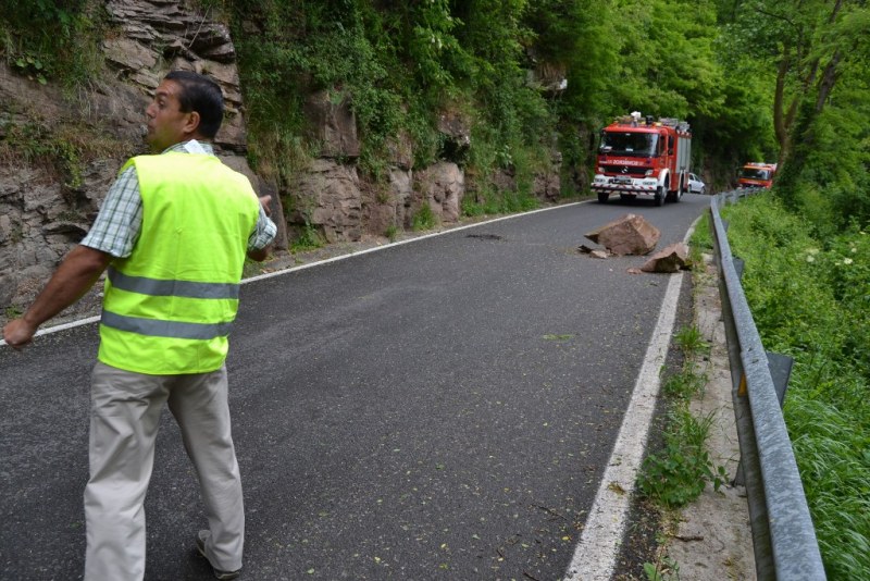 Una gran piedra bloqueó un carril de la carretera a Cieza