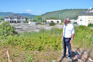 El alcalde junto a la zona afectada por el parón de la construcción