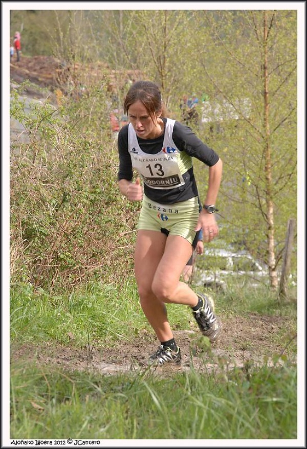 Azara en una competición de montaña