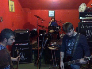 A-tono regala CDs y camisetas en Radio Valle de Buelna.