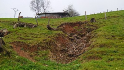La empresa del servicio de agua en San Felices reparará el terreno hundido en una finca particular