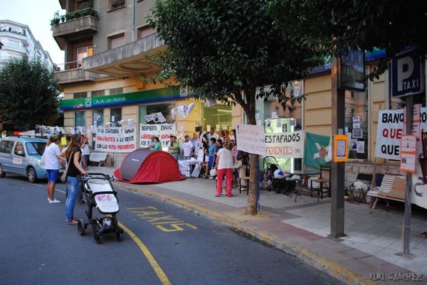 Acampada 24 horas diarias frente a Caja Cantabria - Liberbank.