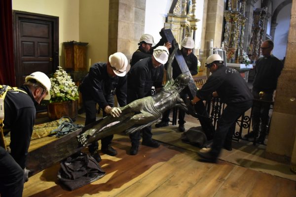 La obra del escultor palentino Victorio Macho viajó el lunes desde el templo corraliego a la iglesia de San Pablo de Aguilar de Campoo