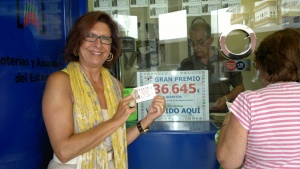 Marisa Rubiales portando uno de los décimos afortunados