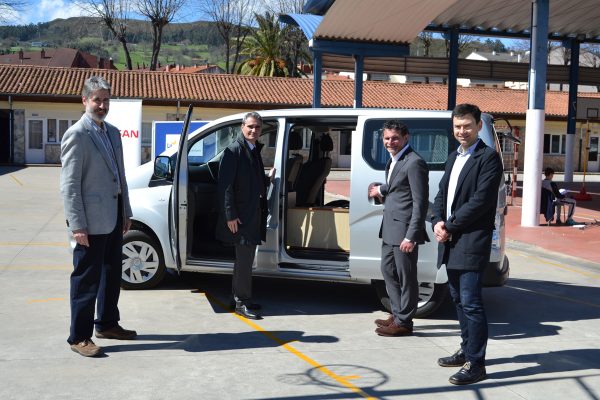 Faura y Bombín con Merino y Peña en la entrega del vehículo.
