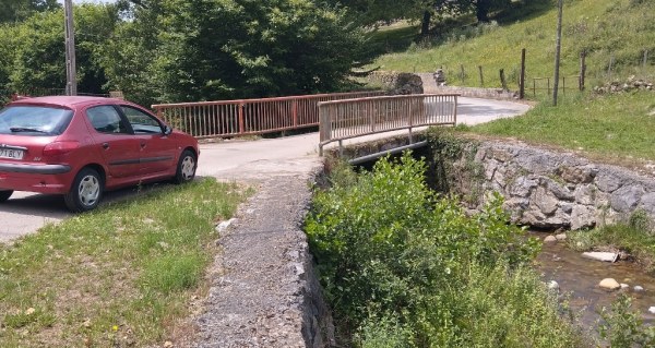 La actual estructura sobre el arroyo Tejas en Penías