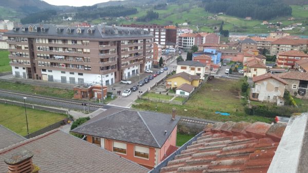 El coordinador en Los Corrales ha exigido a Adif que adopte &quot;de manera inmediata&quot; medidas que permitan a los vecinos convivir con los avisos del paso del tren