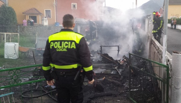 La caravana quedó completamente calcinada