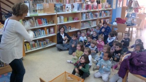 Visita de jóvenes estudiantes de Camargo a la biblioteca de Los Corrales