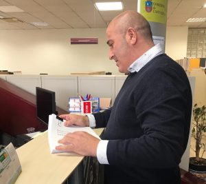 Agustín Molleda registrando las firmas en la Dirección General de Transportes