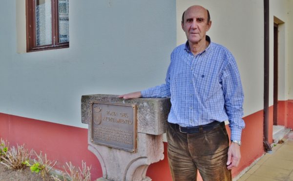 González Linares junto al Ayuntamiento