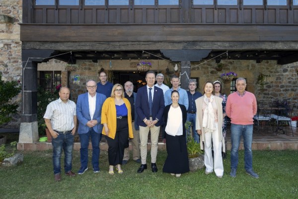 Blanco firmó los contratos ante los alcaldes de la comarca