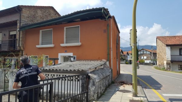 Cascotes en la Avenida Cantabria por el hundimiento del tejado